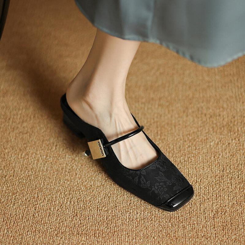 

Летние тапочки с открытым носком, яркая кожа, однотонные, повседневные, размер, крутые тапочки, новые, мягкая подошва, низкий каблук, женские тапочки на плоской подошве 39 чёрный