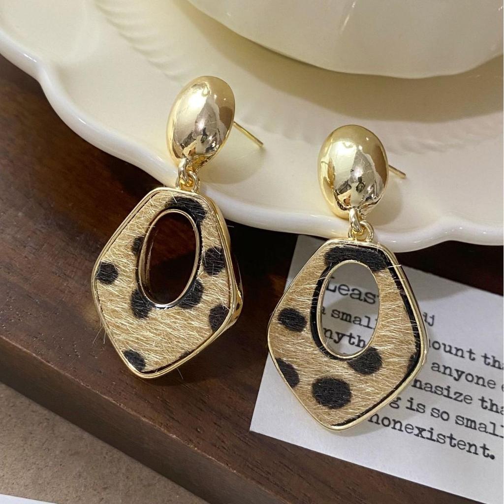 Light Luxury French Retro Leopard Geometric Hollow-out Stud Earrings for Women