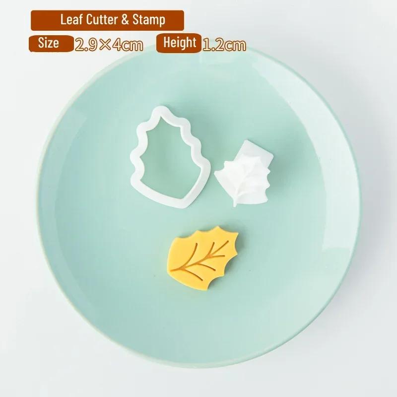 

2 Pcs Mini Cookie Cutters Plastic 3D Christmas Themed Cartoon Pressable Biscuit Mold Cookie Stamp Kitchen Baking Pastry Bakeware
