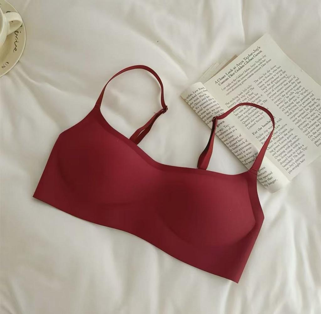 Xiaohongshu popular thin shoulder strap low neck foundation non-marking small chest gathering underwear women's no steel ring invisible bra cover