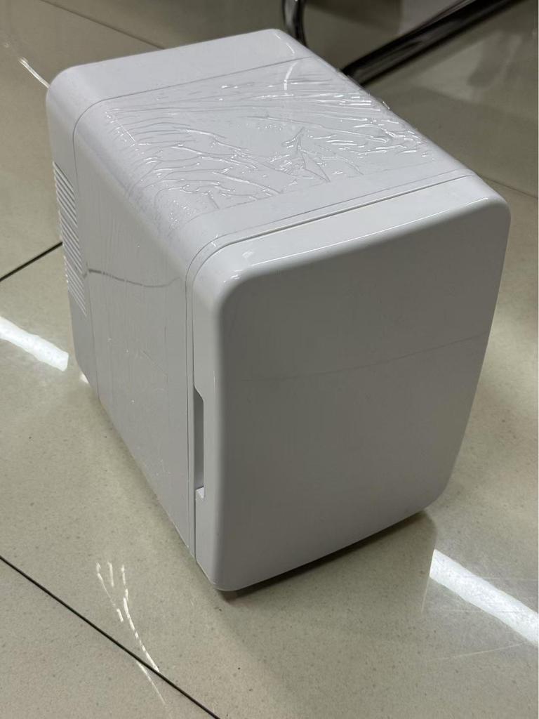 4L Mini Car Fridge with Mirror and Light Strip – Ideal for Makeup, Skincare, Drinks, Heating & Cooling