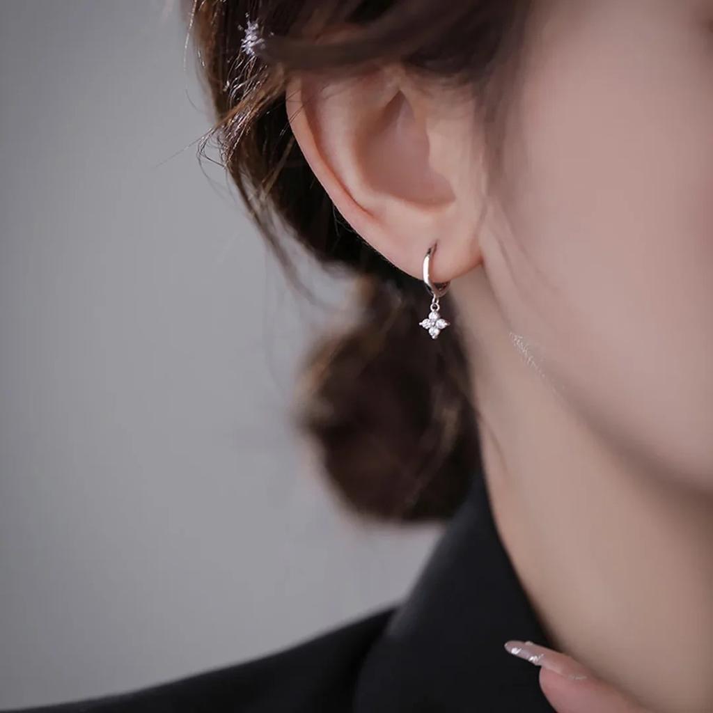 Simple Classic Super Sparkling Floral Sweet Ear Buckle Korean Version Temperament Simple Four Leaf Flower Pendant Earrings