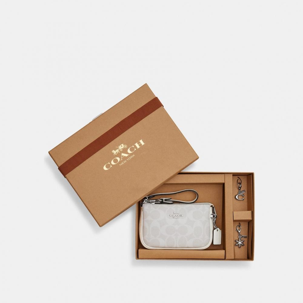 

Кроссовки Nolita 15 в упаковке Coach из фирменной канвы