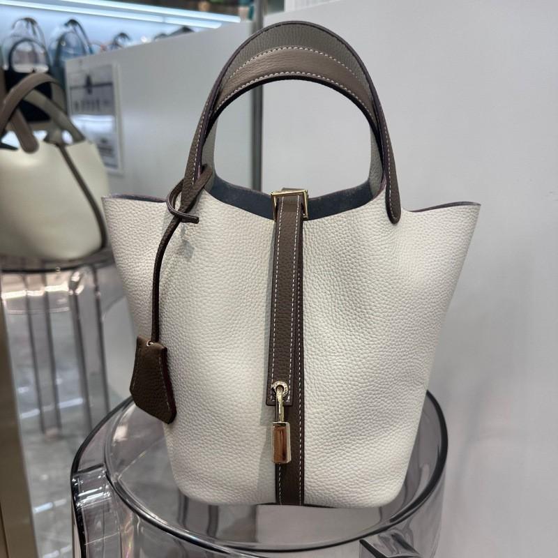 Borsa da Donna in Pelle di Mucca a Strato Superiore 2025 Grande Capacità a Secchiello Portatile alla Moda Morbida Intrecciata Cesto di Verdura Femminile