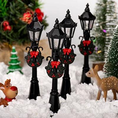 Mini Street Light Retro Miniature Streetlight with Xmas Wreath Miniature Street Lamp Model for Doll Mansion Miniature Scenes DIY Micro-Landscape