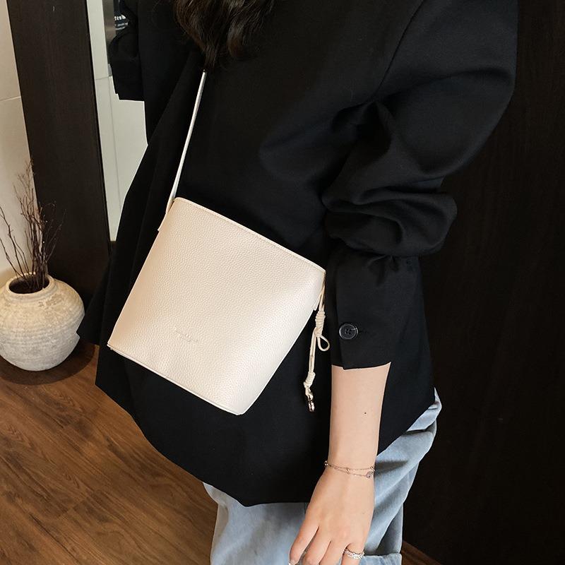 Fashion niche simple small bag women's new versatile shoulder messenger bag casual bucket bag