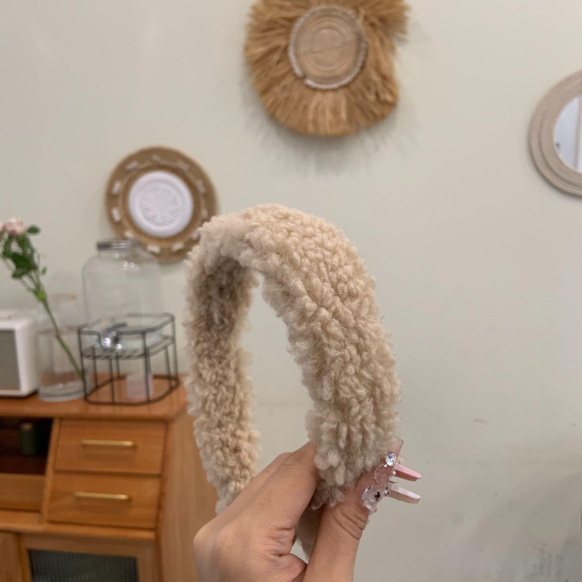 

Simple and Versatile Plush Headbands/hair Clips for Autumn and Winter, Perfect for Commuting and Fashionable Women s Hair Accessories. 17cm
