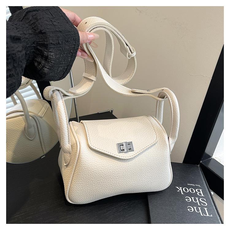

Niche versatile fashion commuter single shoulder underarm bag women s spring simple new crossbody pillow bag білий