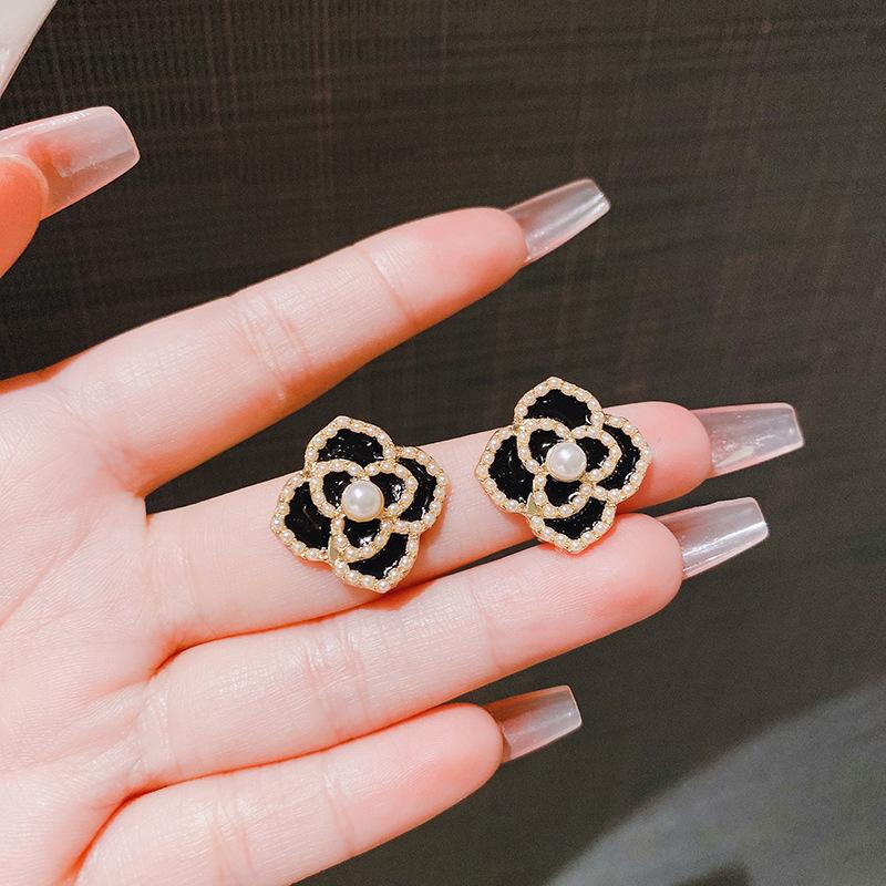 Boucles d'oreilles créatives à clous avec fleurs de camélia en émail perlé pour femmes, simples, mode, douces, personnalité, tempérament, bijoux minimalistes