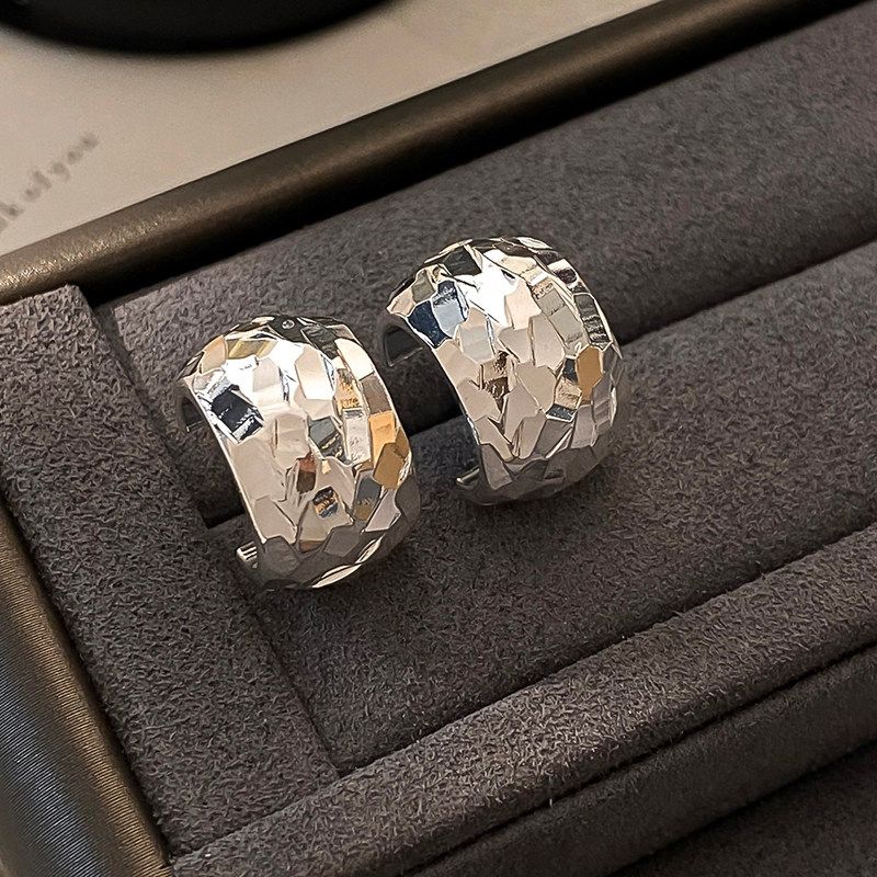 

Cool Style Silver Crushed Ice C-Shaped Earrings for Women, European and American Retro Elegant High-End Earrings 2025 Metal Ear Accessories Silver Crushed Ice