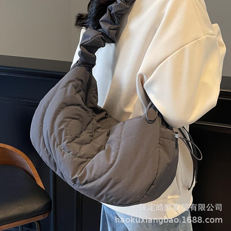 Frühlings- und Sommer-Tragetasche Nischendesign High-End-Tasche Damen 2025 neue Großraum-Knödeltasche plissierte Umhängetasche