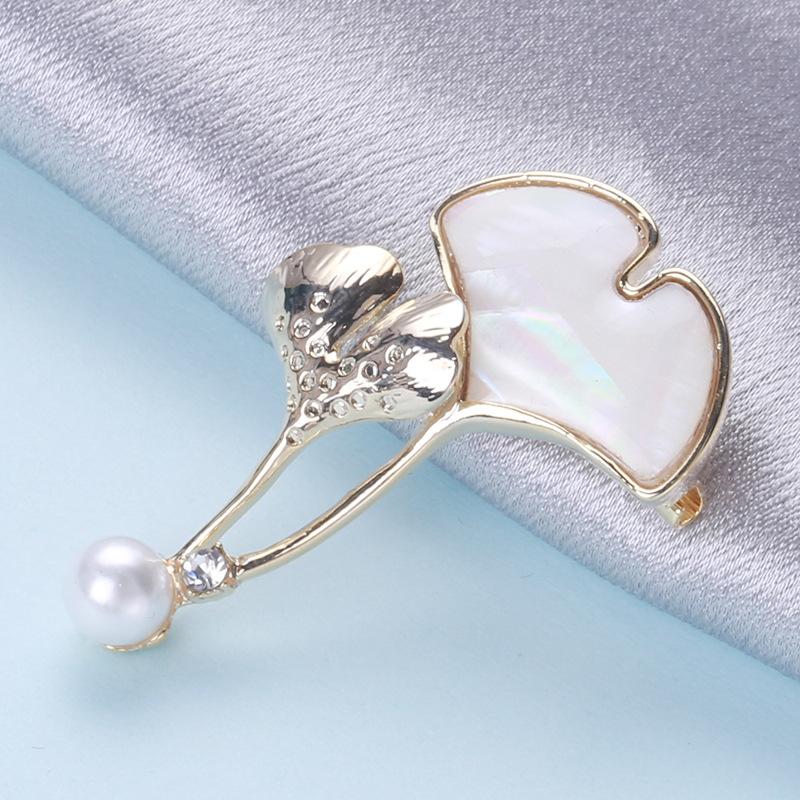 Spilla in madreperla d'acqua dolce naturale, temperamento, semplice, foglia di ginkgo, retro, versatile, per cappotto, abito, accessori