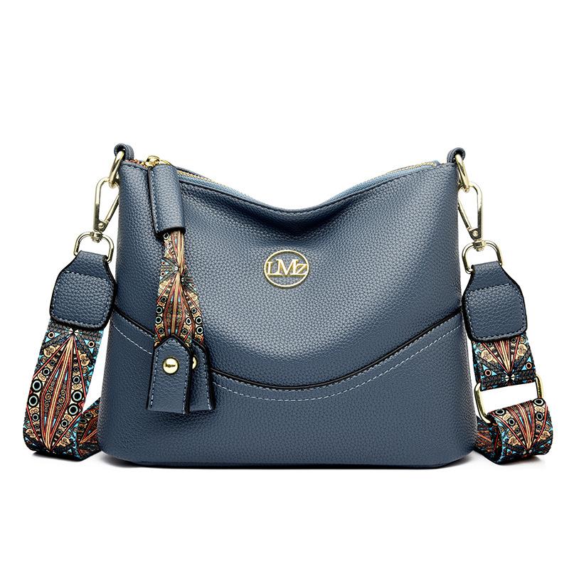 

Simple mobile phone small bag women s 2025 summer new fashion messenger bag versatile shoulder small square bag soft leather mother bag синий