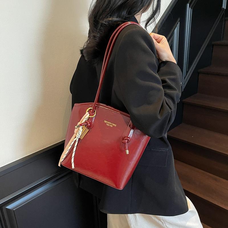 Premium Textured Small Bag Women's New Summer Commuter Versatile Shoulder Bag Fashionable Portable Bucket Bag