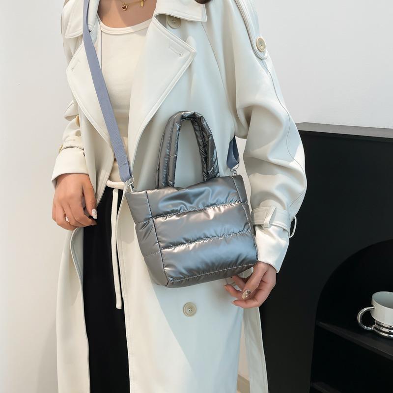 Personalized winter casual fashion women's bags, simple niche design, portable messenger trendy bucket bag