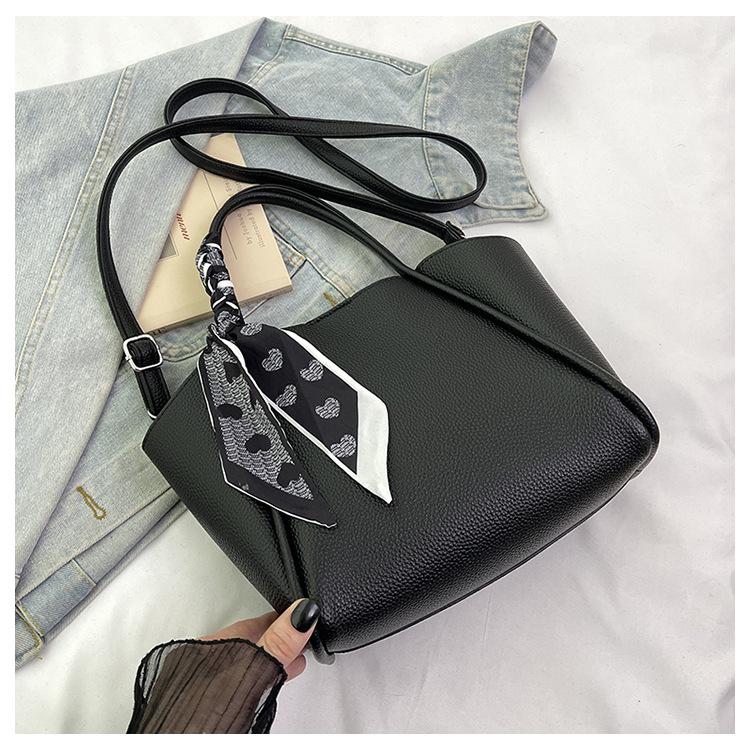 

This year, high-end bags are popular for women s 2025 summer new simple and foreign underarm bags, fashionable and versatile shoulder bags. чёрный