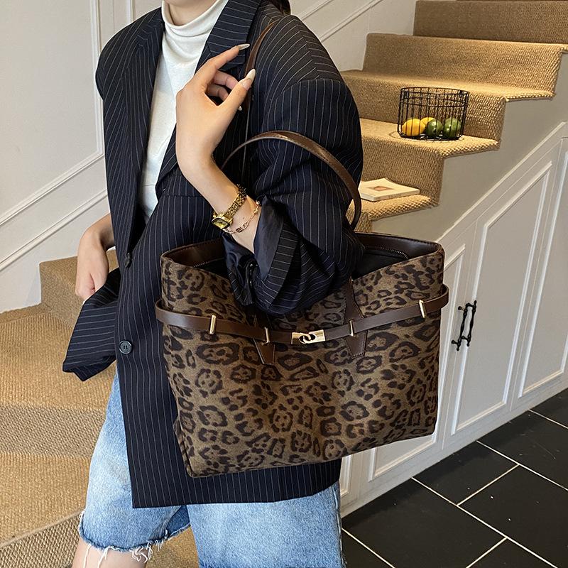 Chic Minimalist Retro Tote: Autumn/Winter High-End Shoulder Bag for Casual Work & Commute