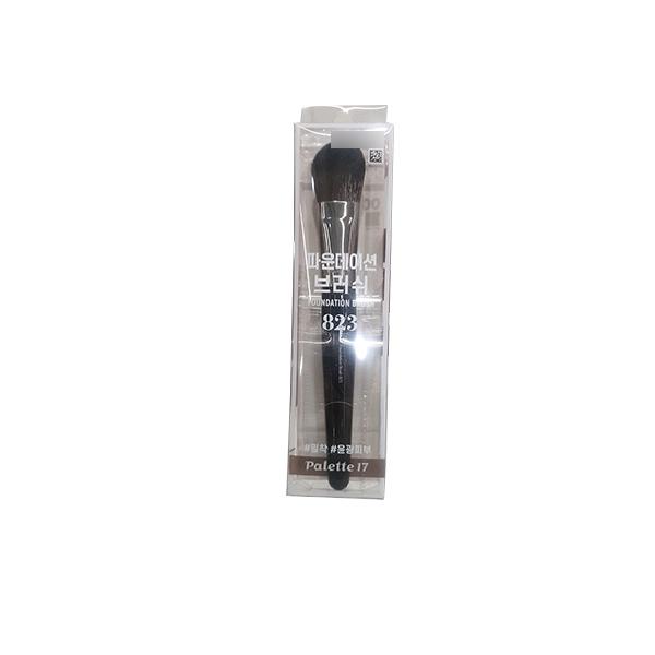 

Palette 17 Foundation Brush 823 One thing