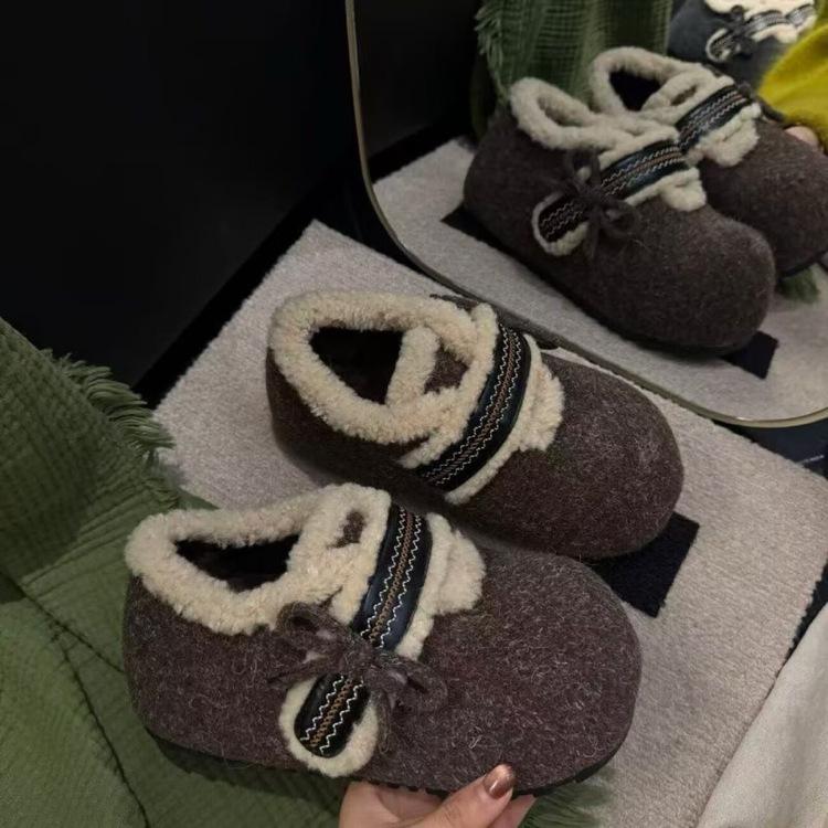 Birkenstocks med tjock sula och inbyggd höjdökning, bomullsskor med fleece för att hålla värmen, och fluffiga Mary Jane-skor på utsidan.