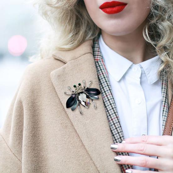 Lady Brooch Bee Shape Rhinestone Decor Anti-slip Shoulder Bag Suit Coat Collar Hat Scarf Clothes Pin Party Prom Bride