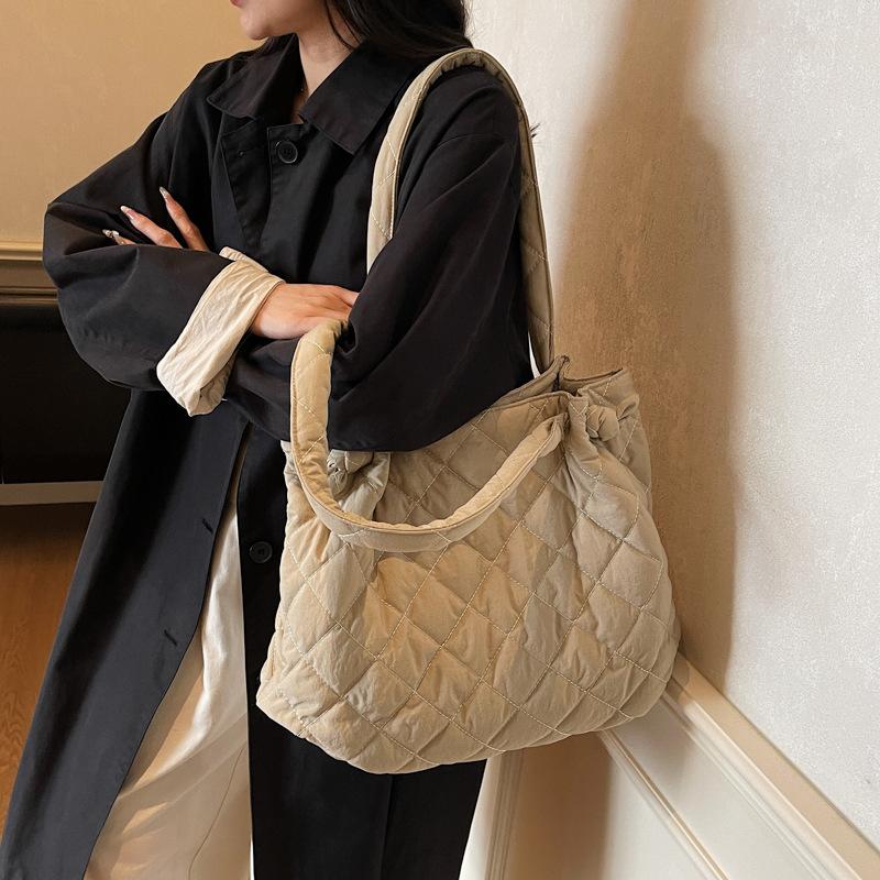 2025 autumn and winter new cotton clothes bag women's large-capacity diamond handbag casual commuter shoulder tote bag