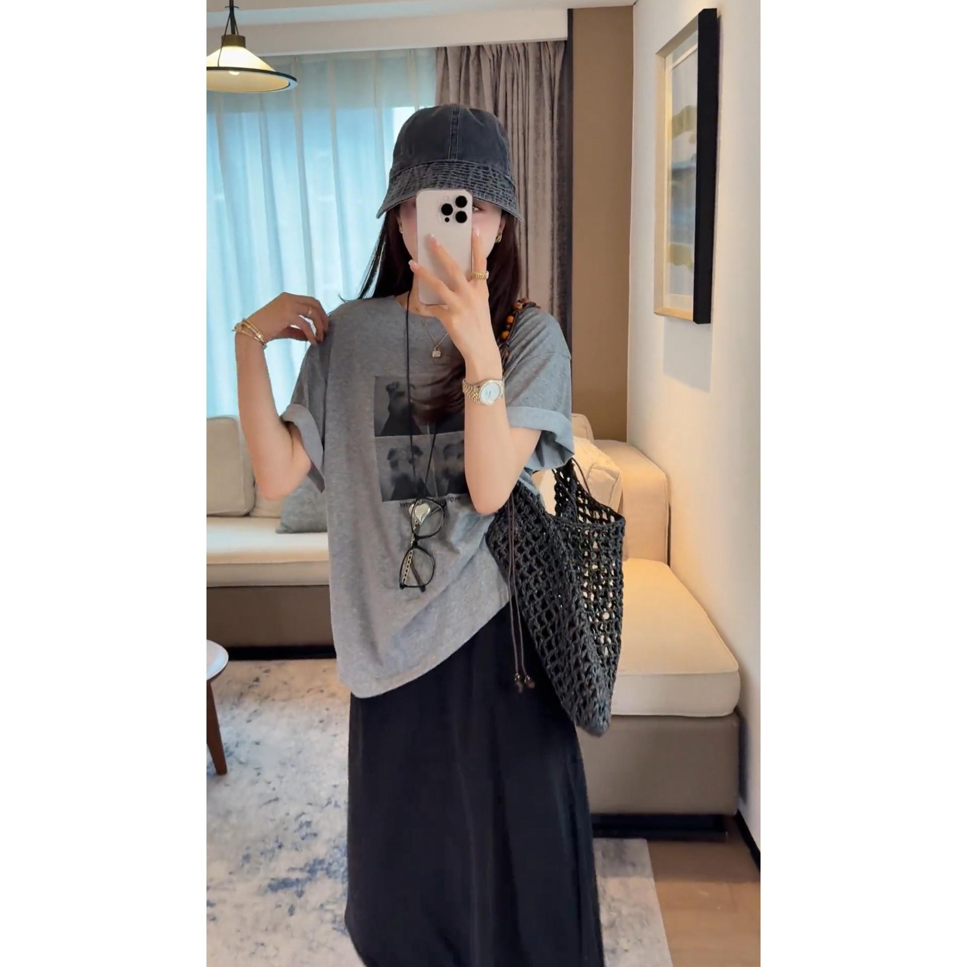 

Комплект футболка с коротким рукавом и юбка с мультяшным принтом в корейском стиле для женщин - Летний тренд 2025 M [85-110]