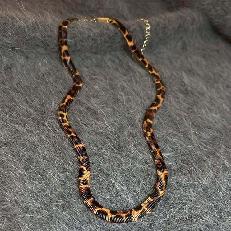 Leopardenmuster-Halskette für Damen mit einem verdrehten Muster Einzigartige Halskette, um jedem Outfit einen Hauch von Eleganz zu verleihen