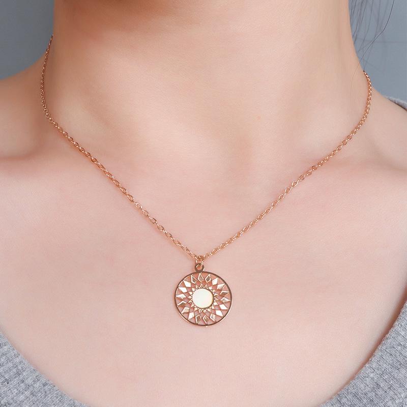 

Sunflower Shell Pendant Necklace: Versatile Clavicle Chain for Women золотой