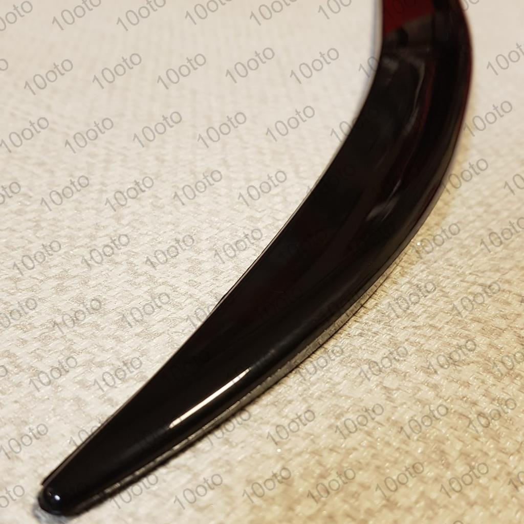 Nero pianoforte, spoiler universale anatomico, rivestimento elastico del cofano del bagagliaio.