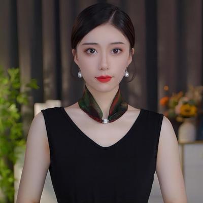 Eșarfă Elegantă din Mătase cu Cataramă Magnetică și Model Colorat la Gât