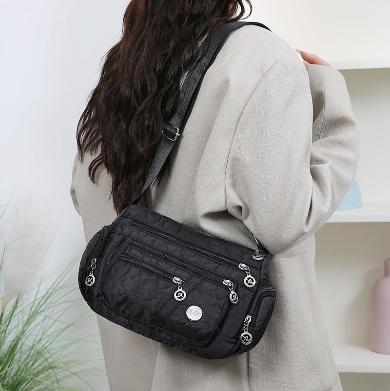 Bag Women's Large Capacity Shoulder Bag Waterproof and Wear Resistant Multi Pocket Commuter Leisure Outdoor Crossbody Bag