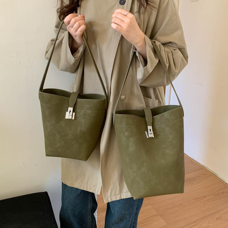 

Korean version of slack suede bucket bag 2025 autumn and winter new shoulder underarm bag large-capacity commuter bag women small зелёный