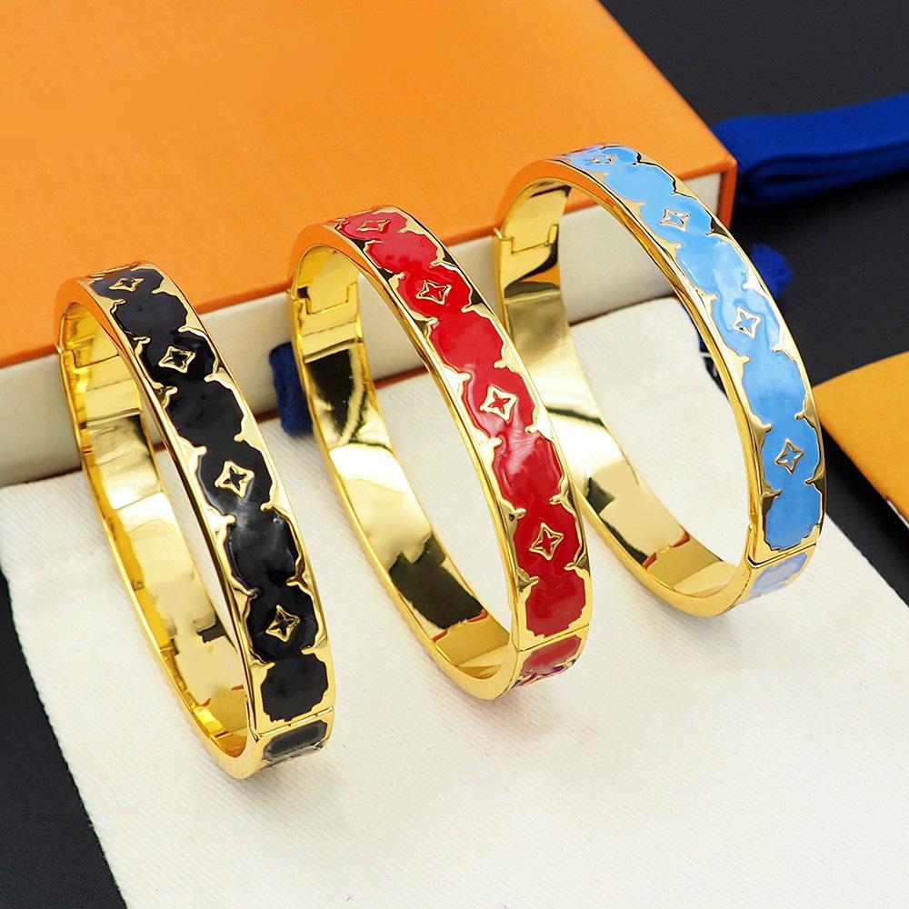 Bracciale con fiore a quattro foglie a goccia d'olio, lettere V nere, rosse e blu, bracciale con stampa a goccia d'olio per coppia
