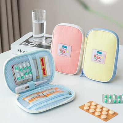 Sac Organisateur Médical Dessin Animé Trousse de Premiers Secours avec Multi-Poches Grande Capacité Étui à Médicaments Portable pour Voyage Maison Urgence