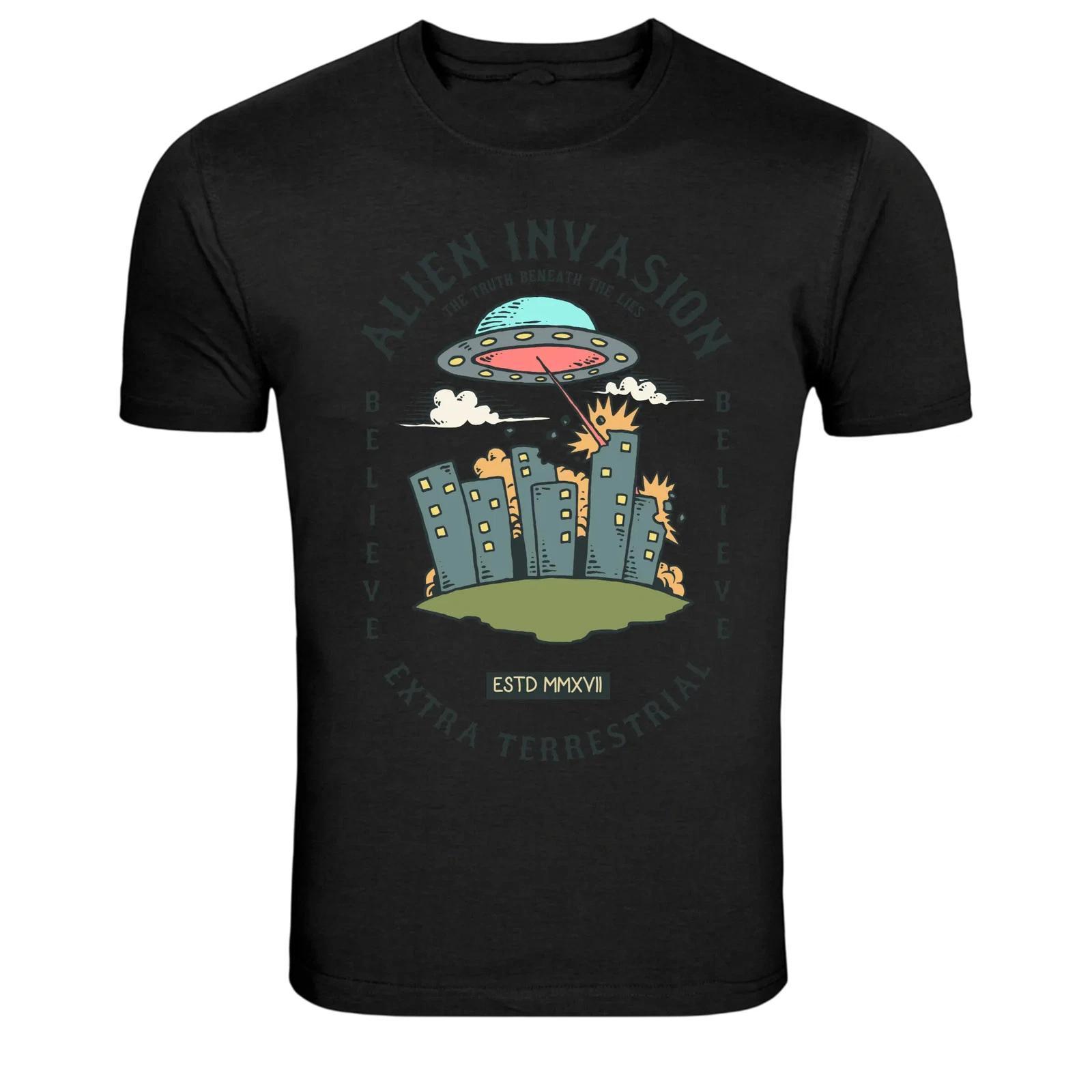 Alien UFO City Attack Retro Sci-Fi Graphic T-Shirt S