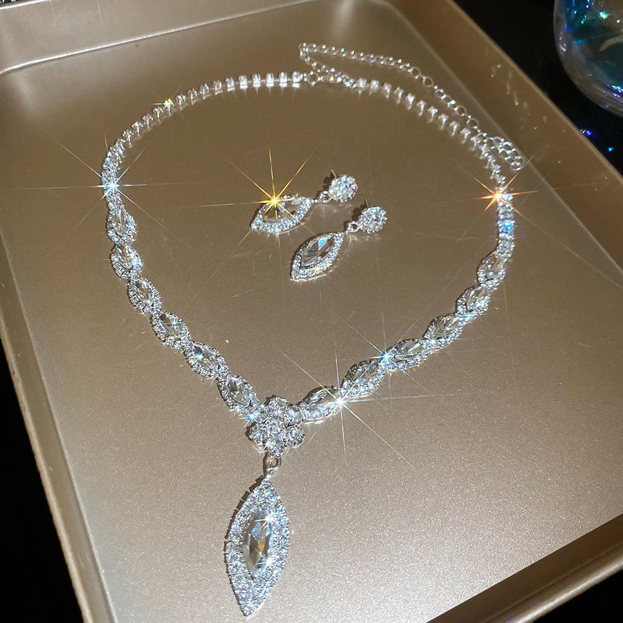 Luxe Rhinestone Flower Tassel Earrings and Necklace Set for Women – High-End Clavicle Chain Accessory