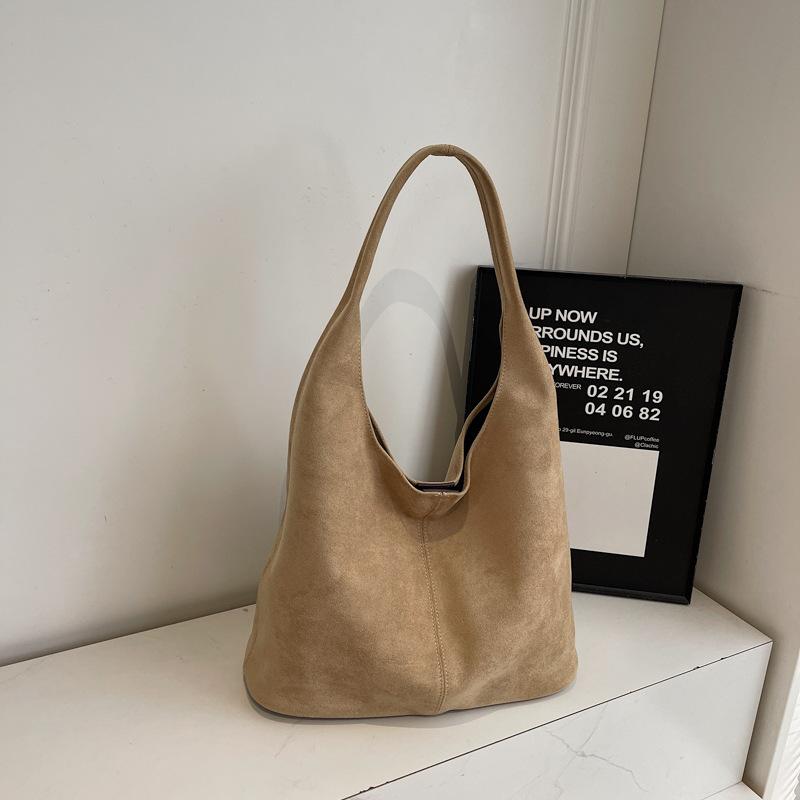 

Korean version of matte portable tote bag for women s 2025 autumn new commuter high-value fashionable retro underarm shoulder bag хаки