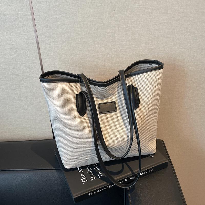 

Simple contrasting color large-capacity tote bag 2025 new trendy high-value retro portable shoulder cloth bag чёрный