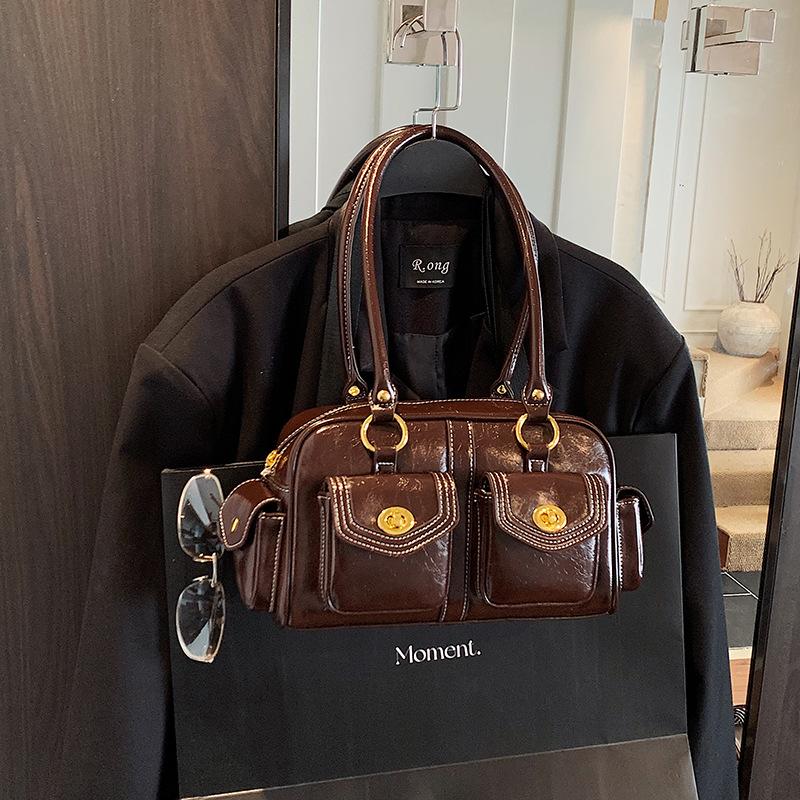 

Вместительная сумка под мышкой женская 2025 осень и зима новая нишевая высококлассная простая ретро сумка на плечо сумка-подушка темно-коричневого