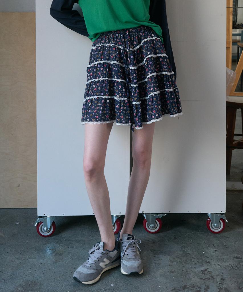 Nokeontencheu 374. Floral Short Skirt _ Navy