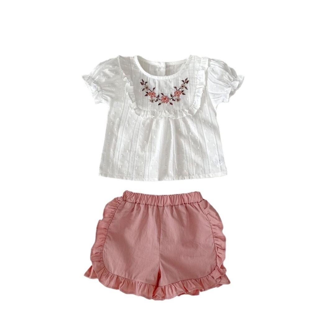 Sommer 2023 Mädchen Besticktes Oberteil mit Puffärmeln zum Knöpfen und Rüschenshorts Set für Alter 1 bis 3