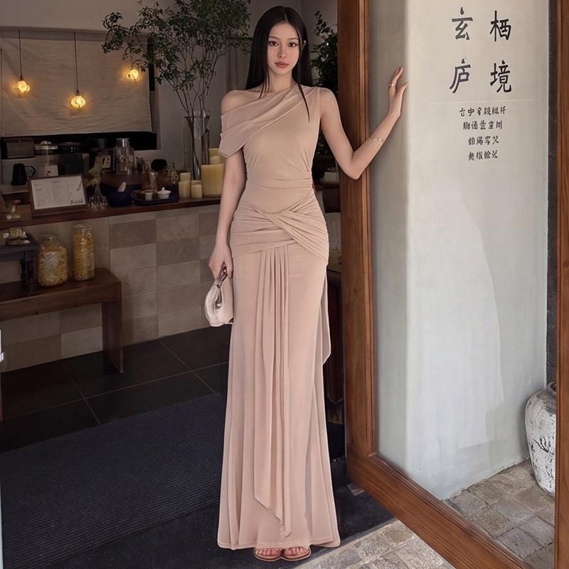 2026 European and American Pure Desire Style Sexy Slanted Shoulder Solid Color New Casual Design Temperament Thin Dress Women