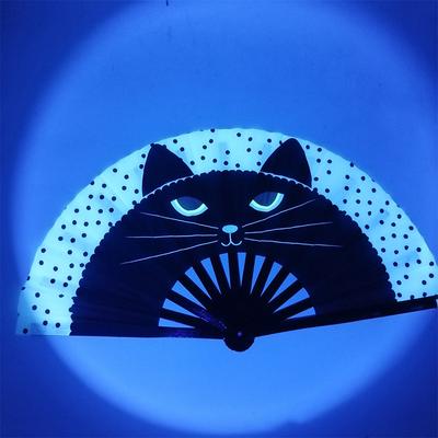 Rokā turams saliekams reiva fanu stila deju mūzikas fanu festivāls, ventilatoru gradients, atstarojošs fluorescējošais ventilators, mirdzošs tumsā