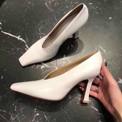 Mode 2025 Weißer eckiger Absatz Herbst Neu Temperament Dick mit Nischendesign V-Ausschnitt Leder Vintage Einzelne Schuhe Damen