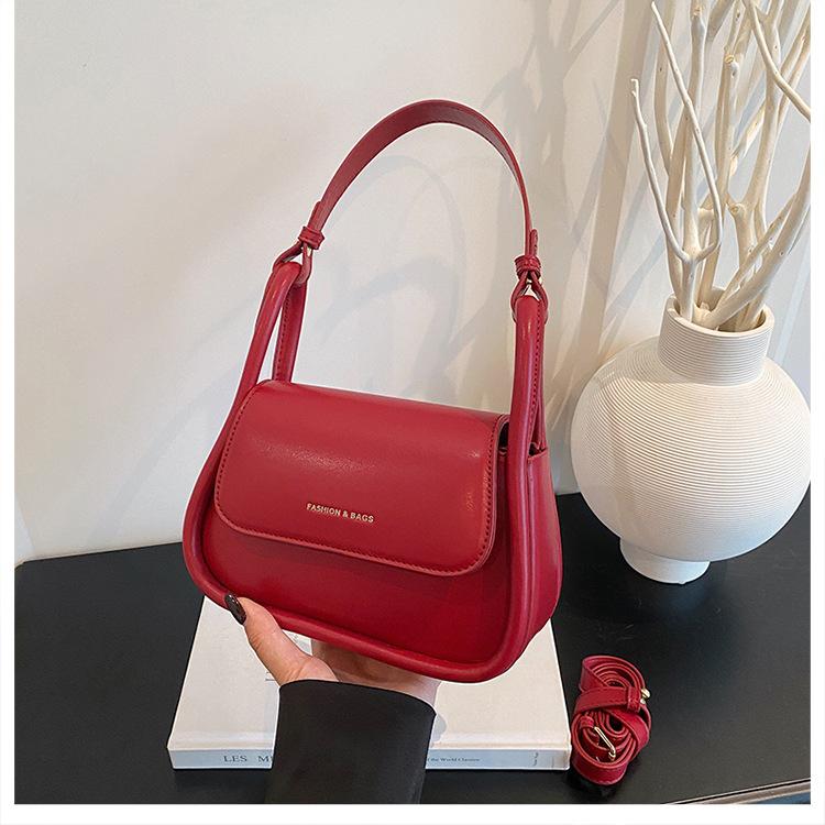 

Сумка женская 2025 новая ретро сумка-мессенджер женская маленькая сумка женский нишевый дизайн простая, модная и универсальная красный