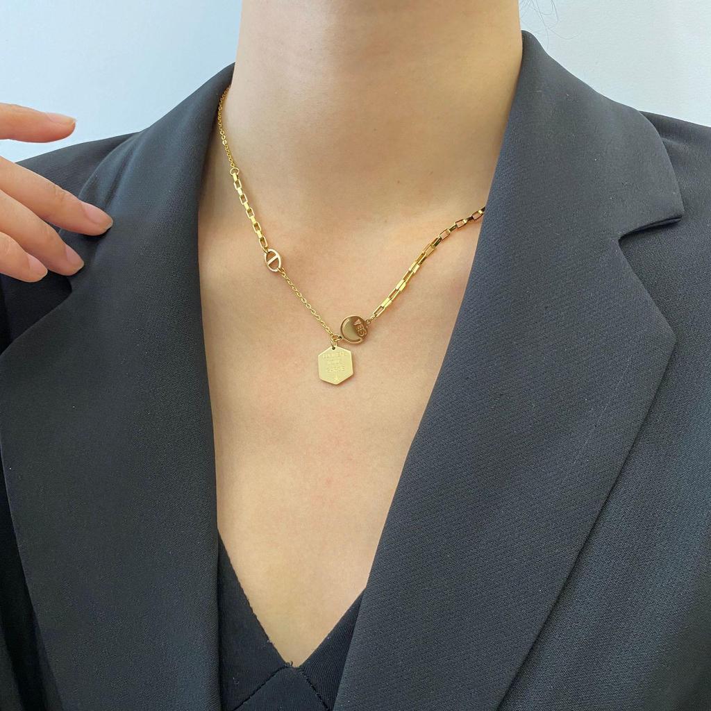 Minimalistický geometrický náhrdelník z titánovej ocele pre ženy - Trendy chladný štýl, viacprvkový prívesok, hip-hopová osobnosť, krátky choker šperk