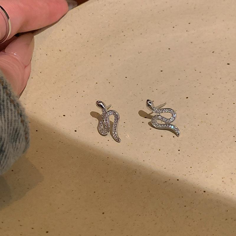 

Корейская версия персонализированных сережек-гвоздиков в форме змеи, женские легкие серьги-гвоздики в форме змеи с роскошным нишевым дизайном