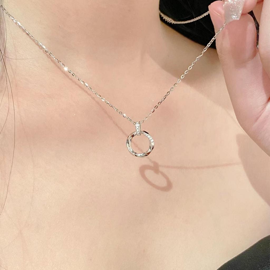 Women's Light Luxury Mobius Ring Clavicle Chain Necklace – Stylish, Niche Design Accessory