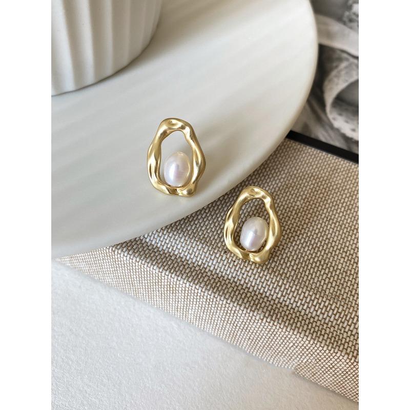 Niche Unique Pearl Earrings New Trendy Stud Earrings Femininity High-end Light Luxury Earrings