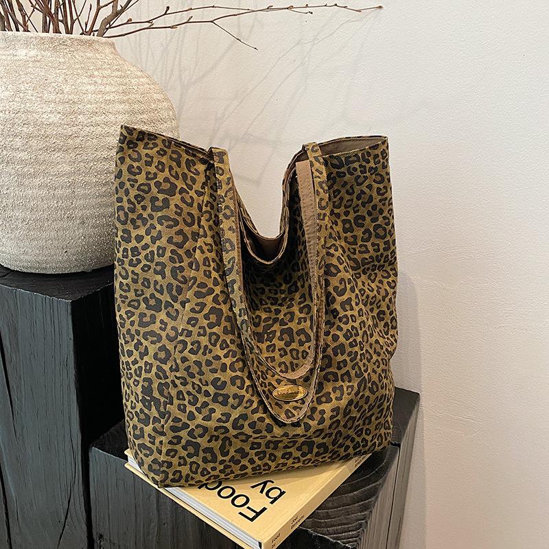 

Leopard print canvas bag women s autumn new trendy fashion college style commuter bag large capacity double-sided tote bag коричневий